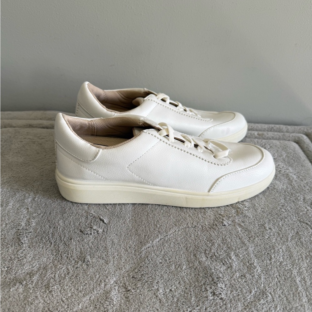 LifeStride Women's Happy Hour Machine Washable white Lace Up Sneakers 7.5